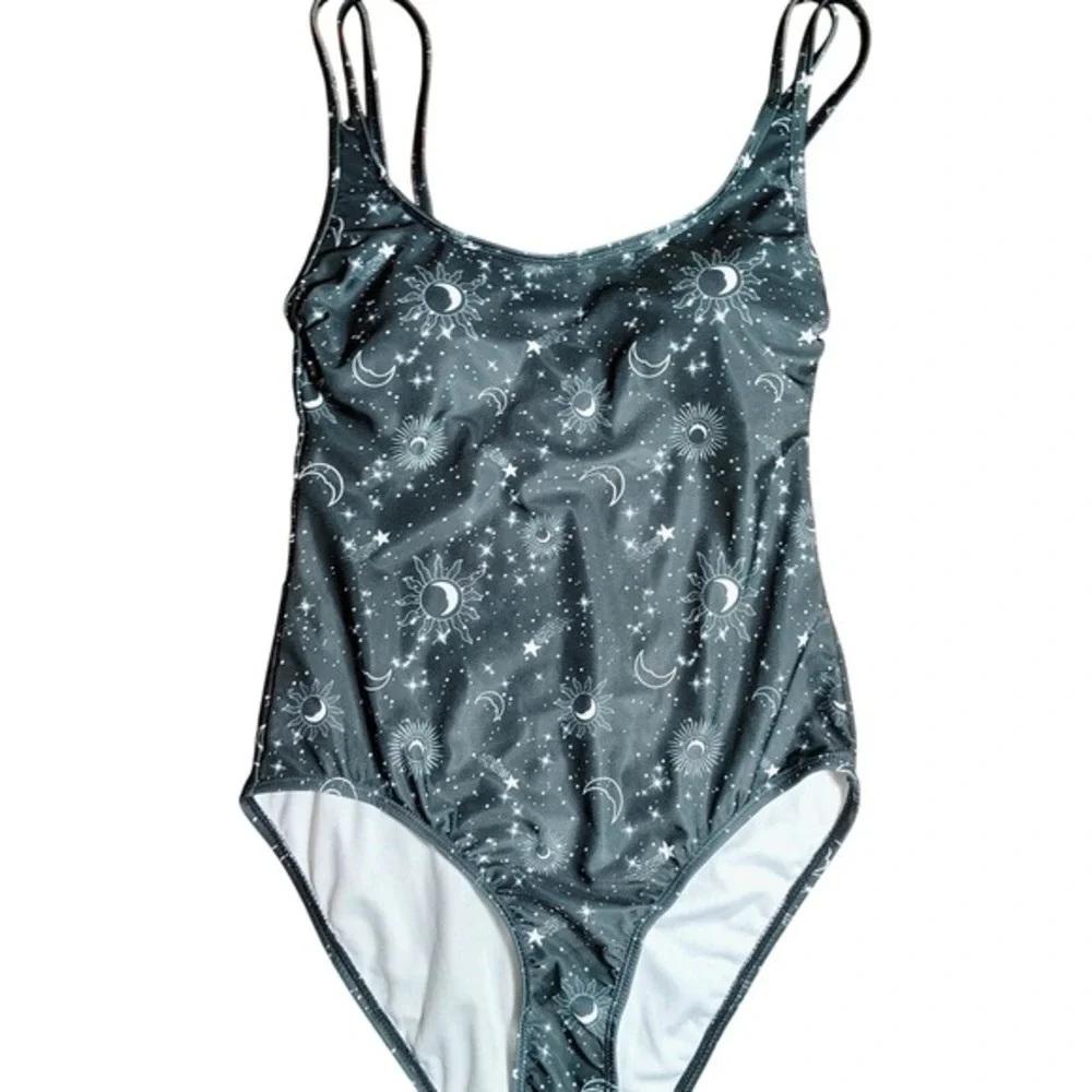 No Boundaries Gray Sun Moon Star Print One Piece Swimsuit - M‎ (7-9) pool